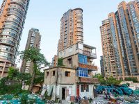 馬路中間“釘”14年 上海最牛釘子戶終搬離