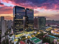 愚園路上的草坪開泳池派對，虹橋路上的大樓空調馬力足又省電，原來城市更新還能這么玩