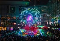 “水晶球”圣誕樹亮相新天地，免費向公眾開放