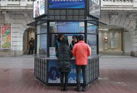 今天，南京路上多了一座造型別致的玻璃小亭，這是……