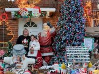 瘋狂夫婦花一萬英鎊將房子改成圣誕豪宅 引眾多游客駐足 瘋狂夫婦花一萬英鎊將房子改成圣誕豪宅 引眾多游客駐足