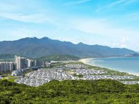 三亞鳳凰島海岸線修復：拆除前一排房子擋住山