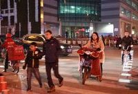 上海五角場現“發光斑馬線”,為行人點亮一條“安全光路” 上海五角場現“發光斑馬線”,為行人點亮一條“安全光路”