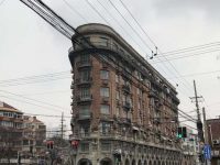 武康大樓架空線“黑污染”如何破解？徐匯區先從大樓門前淮海路“開刀”