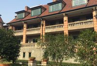 這位99歲老人，曾給鄰居董竹君送去一個水果籃，籃里藏著一封信