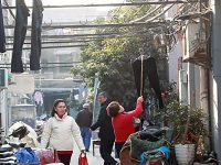 90年石庫門上空的“雞肚腸”不見了,黃浦完成首個石庫門里弄架空線落地項目 90年石庫門上空的“雞肚腸”不見了,黃浦完成首個石庫門里弄架空線落地項目