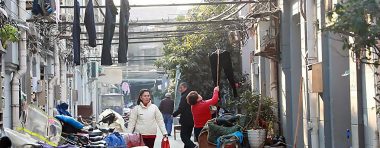 90年石庫門上空的“雞肚腸”不見了，黃浦完成首個石庫門里弄架空線落地項目