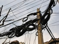 上海今年完成100公里架空線入地，電線桿、通信桿、監控桿……統一“收入”路燈桿