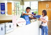 為了應對辦事大廳各類突發情況,他們從上戲請來演員現場模擬演練,結果…… 為了應對辦事大廳各類突發情況,他們從上戲請來演員現場模擬演練,結果……