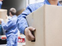 賣房后上海兩古稀老人拒不搬出達兩年，法院這一次如何強制執行？