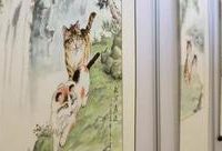 這位老人幾年里畫了數百只貓，近百幅作品正在上海江南雅園展出