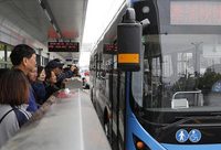 奉浦快線載客高峰在雙休日，乘客上下車集中在沈杜公路與南橋汽車站