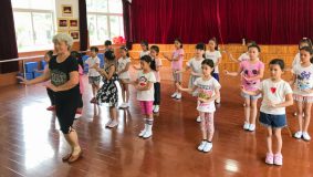 上海這個區的幾十所學校，為何請來了一位位戲曲名角當老師？