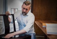 隱匿中國民間10年,讓明朝家具“復活”,做椅子的亞歷山大讓傳統工匠“壓力山大” 隱匿中國民間10年,讓明朝家具“復活”,做椅子的亞歷山大讓傳統工匠“壓力山大”