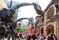 不是在拍戲！在這個街區，演員與觀眾竟在大雨中伴著音樂起舞