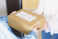 這個高檔小區的快遞小哥穿起黃馬甲，居民們都說“看到他們進小區真高興”