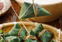 “小上海”步行街現場展示鄉土粽包裹技藝,蘆葉還是當天從河邊采摘 “小上海”步行街現場展示鄉土粽包裹技藝,蘆葉還是當天從河邊采摘