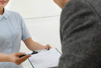 老人做手術卻無監護人簽字，關系好的鄰居能擔起監護人職責嗎？