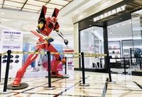 南京東路上又排起了長隊，竟然是為了到購物中心看展