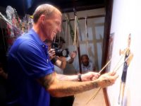 NBA球員賈森·威廉姆斯走進泗涇古鎮，學起了當地非遺皮影戲