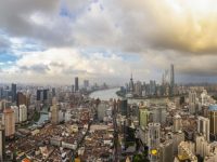 臺風過后的流云下，陸家嘴變幻無常……