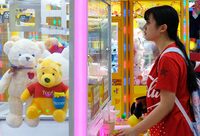 人民廣場下有一個上海最大的娃娃城，年輕人流連于這里想尋回什么？