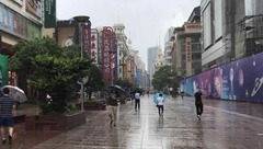 人民廣場下沉式廣場和地下通道24小時有人值守，世茂廣場改造工地做好加固工作