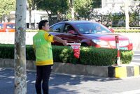 “外賣小哥”為啥穿綠馬甲上街劃小旗？“換位體驗”讓騎手們知道文明騎行的重要性