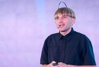 能夠“聽”顏色、感知紅外線！地球上第一個電子合成人來上海，他的超能力讓人嘆為觀止