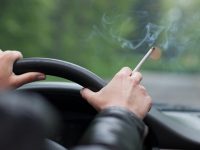 駕駛員等綠燈時抽煙被罰，起訴上海交警稱法律無明文禁止駕駛時抽煙，法院：該罰