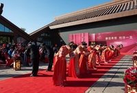 松江在全市首推這種特色頒證！松江新人結婚登記后，打卡廣富林