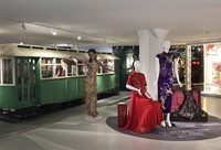 撐起“透明傘”，這位上海商業“老人”邁出“復古潮流”的輕盈腳步