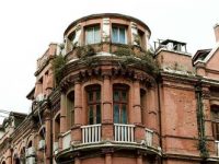 主持人秦暢，從滇池路進入上海