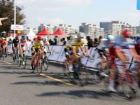 環法自行車賽上海站開賽，全球頂級車手申城競技