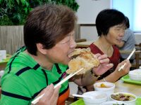 開在小區里的老年食堂火了，卻讓附近居民很苦惱，于是街道干部做了這些