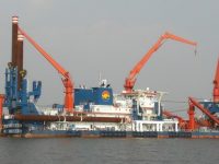 一天就把足球場堆高6層樓，世界最大同型船赴非建港，交大這件國之重器入圍本年度十大