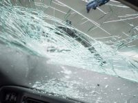 窗簾桿砸壞奔馳車難找肇事者，上海法院如何認定三樓以上十一戶居民共同承擔補償責任？