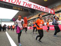 萬名跑友齊聚上汽國際賽車場，跑個“上”字好口彩，2019年蒸蒸日上