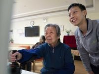 上海“云嫂”劉星的故事：養老院來了大男孩