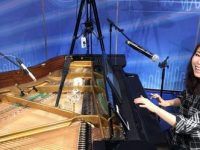 酒杯花盆燭臺能為鋼琴增色？這位老師說，先找到自己的風格