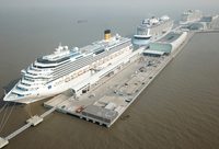 今年春運，28艘次郵輪進出上海港。這群人為郵輪零延誤，上交手機，24h輪班