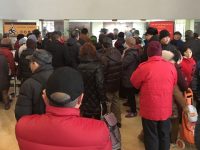 農展館上演跨年保留節目，上海阿姨爺叔們帶著手拉車赴約，供需雙方人手均告急