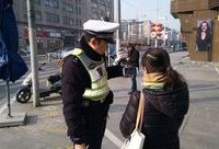 非機動車、行人闖紅燈，交警“獎勵”看視頻？青浦交警試點“震撼教育法”促守法