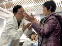 市三甲醫院專家免費問診，還有蔬菜種子、植物、圖書可以免費拿，今天這里比趕集還熱鬧