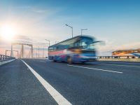 長途客運返程途中被換車，超員乘客坐“小板凳”苦熬近10小時抵滬