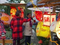 廢舊物扎成各式彩燈，上海六旬老人小區辦燈會