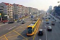 有軌電車二期將試運行，路線穿過松江老城區，過G60跨線橋