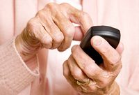 不會用手機，老年人活該被嫌棄？信息消費社會，別忘了這特殊的“三分之一”