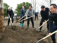 李強、應勇等市領導解鎖申城“植樹新地圖”，為“城市綠肺”揮鍬培土