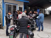 非機動車上牌點大排長龍因為騎車要駕照？假的，但是4月15日起騎車確實要守新規了